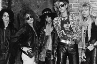 Guns N' Roses: Axl Rose, Slash, Duff McKagan, Steven Adler, Izzy Stradlin - Photoshoot behind Canter's Deli - Fairfax District/Los Angeles, CA - 1985 screenshot